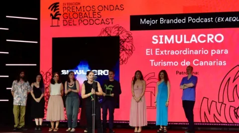 Momento de la entrega del premio Ondas al pódcast "Simulacro"