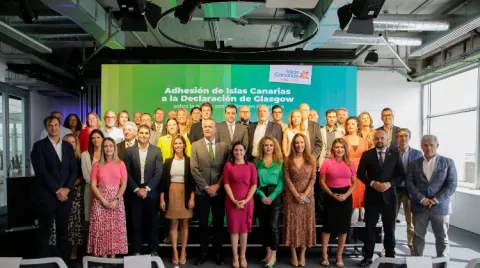 Foto de familia del acto de adhesión de #IslasCanarias a la Declaración de Glasgow sobre la Acción por el Clima en el Turismo