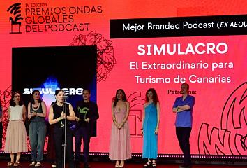 Momento de la entrega del premio Ondas al pódcast "Simulacro"