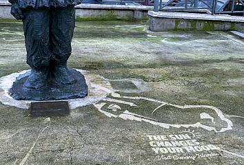 Una de las estatuas "transformadas" para promocionar el buen clima de las Islas Canarias