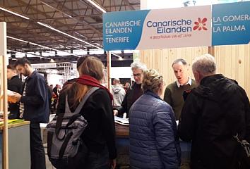 Visitantes de Fiets en Wandelbeurs, en Gante, interesados en el stand de Islas Canarias