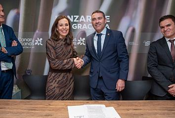 Firma del convenio para incorporar la web de Lanzarote a holaislascanarias.com