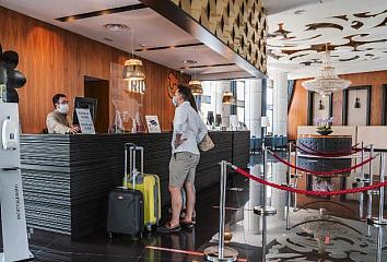Turistas en la recepción de un hotel de las Islas Canarias