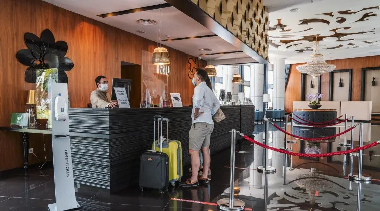 Los turistas deberán acreditar la realización de test con resultado negativo en covid-19 para acceder a los alojamientos de las Islas Canarias